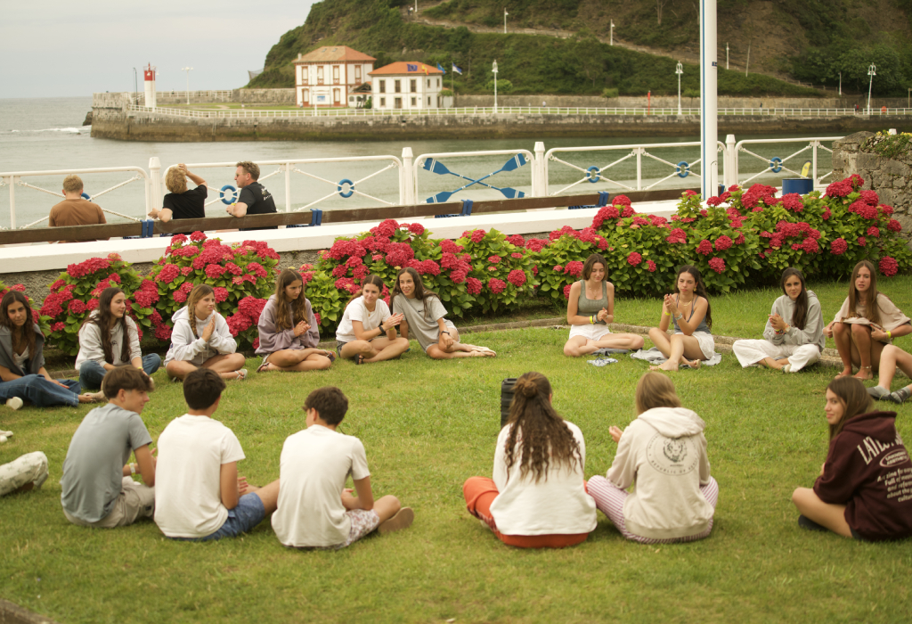 Grupo frente al puerto de Ribadesella