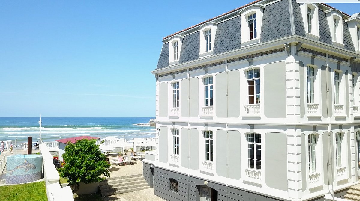 Edificio Surf Palace en primera línea de playa